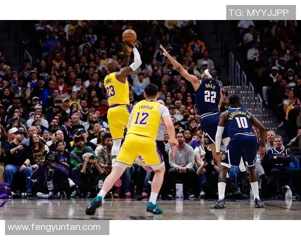 湖人队与步行者队的激烈对决揭示了NBA赛季的精彩与悬念 湖人队与步行者队的激烈对决揭示了NBA赛季的精彩与悬念