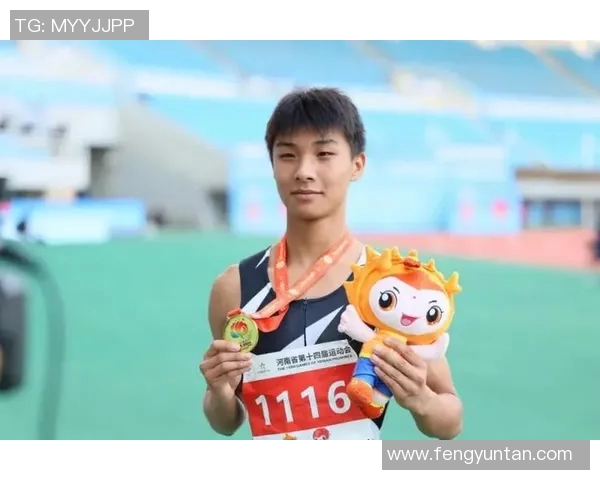 运动男孩与米竞技的较量谁能在赛场上笑到最后